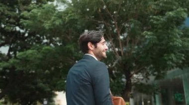 Keyifle dans eden yetenekli beyaz iş adamı soğukkanlılığını koru ve şehir merkezinde yürümeye devam et. Profesyonel menajer terfi ile ilgili iyi haberleri kutlamak için dans ediyor. Sevinçli..