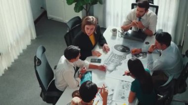 Proje planıyla masaya otururken bir grup farklı takım planlama stratejisi. Zeki iş adamlarının beyin fırtınası ve ev yapımı için birlikte çalıştıklarının en üst düzey görüntüsü. Hizalama.