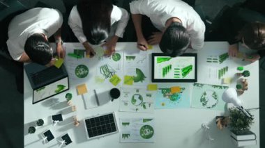 Yönetici yöneticisinin üst görünümü toplantılarda tablet temiz enerji gösterir. İş adamlarının sürdürülebilir çevre yatırımlarını planlamak ve yatırım yapmak için birlikte çalıştıklarına dair havadan bir bakış açısı. Hizalama.