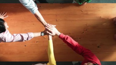 Mutlu bir başlangıç için insanlar el ele tutuşup el ele tutuşarak işbirliğini kutluyor ve satışları artırıyor ya da takım çalışmasını ve birlikteliği teşvik ediyor. Cemaat.