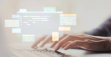 Yeni uygulama mobil telefon geliştirme için HTML, Python, Java ve C EIDE gibi çeşitli programlama dillerinin kodlama dijital örtüleri ile yazılım geliştirici veya programcı çalışması