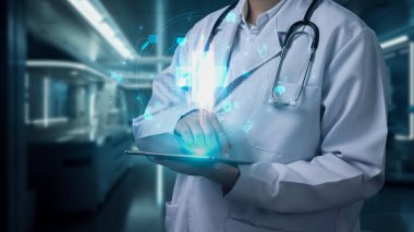 Doktorun laboratuvar önlüklü, elinde tıbbi haçlı tablet olan fotoğrafını çek. Yetenekli bir tıp çalışanı, teknolojik yenilikler kullanarak teşhis verilerini araştırıyor ve acil servisleri kontrol ediyor. İyileştirici.