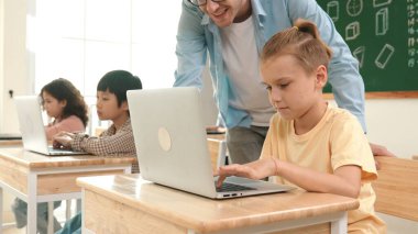 Akıllı beyaz çocuk, yapay zeka üretmek için mühendislik komut yazarak dizüstü bilgisayar kullanıyor. STEM teknoloji sınıfına katılırken çeşitli öğrenci öğrenimi ya da programlama sistemi eğitimi. Teknoloji. Pedagoji.