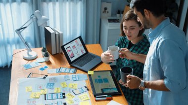 Akıllı geliştiricinin üst görünümü Ux Ui tasarımı ve cep telefonu savaş çerçevesi arayüzü geliştirme planlamasını karşılaştırır. Çekici tasarımcı programlama sistemi ve iş arkadaşınla beyin fırtınası. Cemaat.