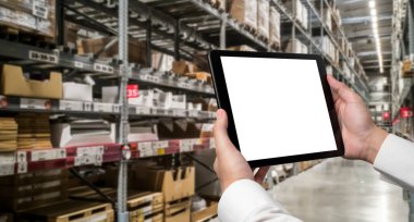 Tasarımınız için mod bilgisayardaki beyaz boş ekran monitör ekranında maket yapın