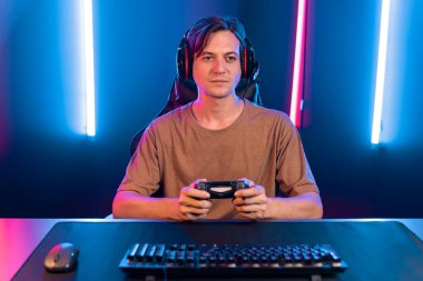 Kontrol kumandalı akıllı oyun flamasının keyfini çıkarın, modern teknoloji siber neon ışık odasında yetenekli oyuncularla çevrimiçi canlı sosyal medya grubu oyunu oynayın. Bireysel.