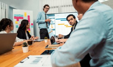 Proje yöneticisi toplantı odasında iş programları, Gantt program programı TV ekranında. Çoklu etnik çeşitlilik iş adamları ve modern iş projesi yönetimi. Habiliment