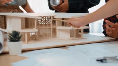 Mimari ekipman incelemesi kullanarak yavaş çekim ev tasarımcısı ve müşteri veya müşteriyle birlikte mimari ev modeli tasarım örneklerini ölçer. Filizlenen