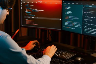 Uygulama pc ekranları ile çevrili çevrimiçi yazılım geliştirme bilgilerini yoğunlaştıran IT geliştiricisi, neon modern ofis evindeki web sitesinde yazılım için program yaratıyor. Toplayıcı.
