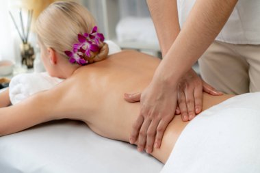 Kafkasyalı kadın müşteri stres önleyici spa masajının keyfini çıkarıyor ve lüks otel ya da oteldeki gündüz açık ortam güzellik salonunda güzellik teniyle eğleniyor. Sessiz.