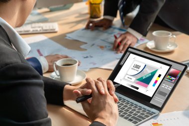 Web sayfasının modern tasarımı ve bilgisayar ekranında gösterilen ticari reklamlar için grafiksel tasarımcı yazılımı