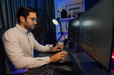 İki pc ekranda veri yazılım geliştirme analizi yapan akıllı bilişim geliştiricisi, neon ışıklı siber ofiste güncellenmiş uygulama programı güncellenmiş online web sayfası sistemi yaratıyor. Tahmin et..