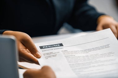 Çalışan adayın yakın görüntüsü CV 'yi röportaj yapan insan kaynakları müdürüne teslim eder. İş başvurusu, işe alım ve işçi alma konsepti. uds