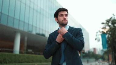 Kafkasyalı yetenekli bir proje yöneticisi. Bulanık geçmişiyle şehirde yürürken telefonla konuşuyor. Akıllı telefon kullanan yetenekli bir işadamı bulanık geçmişi olan bir proje yöneticisiyle konuşuyor. Sevinçli..
