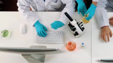 Bilimsel uzmanlığa, laboratuvar ekipmanlarına ve yenilikçi tıbbi biyoteknoloji yazılımına sahip laboratuvar sağlık araştırma ekibi yeni ilaçlar araştırıyor, tedavi geliştiriyor. Ağır çekim. Katı.