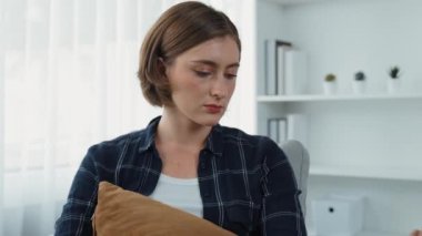 Destekleyici ve rahatlatıcı eller depresif hastayı neşelendiriyor ya da empati kurarak stres yapıyor. Psikolog, klinikte stresli ve üzgün bir hastaya güven veriyor..