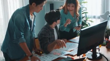 Tasarımcı yazma fikri ekrana bakarken proje yöneticisinin üst görünümü. Akıllı iş adamlarını kapat ve tasarımcı palete bakarken logo tasarımı fikrini açıkla. Sempozyum.