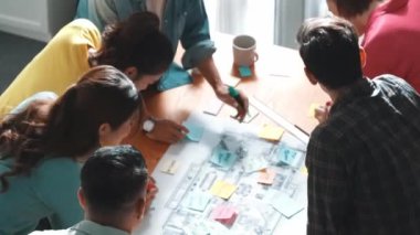 Üst düzey iş adamları toplantı odasında birlikte çalışıp yumruklarını bir araya getiriyorlar. Yetenekli mimar mühendisin yumruktan daire çizdiği hava görüşü. Aşkı, birliği, takım çalışmasını temsil etti. Sempozyum.