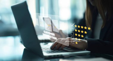 İş adamı müşteri memnuniyet değerlendirmesi verilerini analiz eder ve hizmet kalitesini artırmaya çalışır. Müşteri memnuniyeti ve sadakatini arttırmak için koz değerlendirmeleri. EIDE