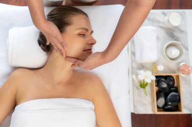 Panorama 'da kadınların stres önleyici kafa masajından ve lüks tatil beldesi veya otel spa salonundaki modern ışık ortamında yüz güzelliği eğlencelerini şımartmaktan hoşlandığı bir manzara var. Sessiz.