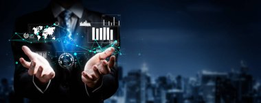 İş adamı, tahmin edilen büyük veri modellerinden gerçek zamanlı analizlere uzanan eğilimleri ve görüşleri ortaya çıkarmak için veri analizlerini derinlemesine inceleyerek, veri güdümlü kararların analitik endüstrileri nasıl ileri götürdüğünü öğrenir Faas