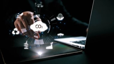 İş adamı CO2 emisyonlarını azaltmak için girişimlerde bulunuyor ve net sıfır hedefliyor. Daha yeşil bir gezegenin karbondioksitini azaltarak sürdürülebilirliğe olan bağlılığını gösteriyor. Kullanıcı Kimliği