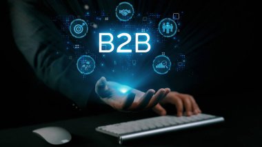 İş adamı B2B peyzajında geziniyor, iş-iş bağlantılarını geliştirmek için kullanım teknolojisi kullanıyor. B2B etkileşimini yeniden şekillendiren keşifler, iş-iş stratejilerinde yenilikleri yönlendiren araçlar. Kullanıcı Kimliği