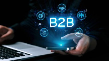 İş adamı B2B peyzajında geziniyor, iş-iş bağlantılarını geliştirmek için kullanım teknolojisi kullanıyor. B2B etkileşimini yeniden şekillendiren keşifler, iş-iş stratejilerinde yenilikleri yönlendiren araçlar. Kullanıcı Kimliği