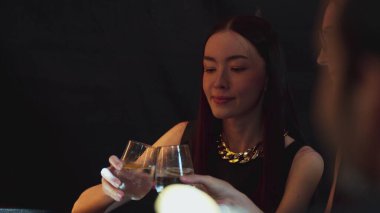 Kadeh kaldıran güzel bir kadının portresi ve lüks tezgah içecek barında dilimlenmiş portakallı gazoz içen bir arkadaşla konuşmak. Kulüpte sosyetenin özünü yakalamak. Vinosity.