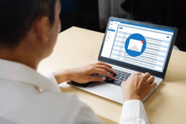 Bilgisayar ekranında rahatça görünen e-posta bildirim iletisi. Dijital pazarlama iletisi bilgi metni iş dünyasından müşteriye