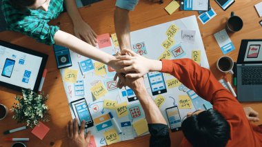 Yetenekli ekibin toplantı masasında el ele tutuşup Ux, Ui 'nin cep telefonu arayüzü tasarımı ya da toplantı odasında uygulama tasarımı hakkındaki beyin fırtınası fikrini kutlaması. Cemaat.