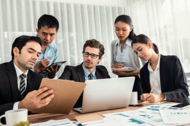Ofis masasındaki finansal veri raporlarını analiz eden çeşitli bir grup iş analisti. Stratejik pazarlama planlaması için iş zekası analizi çizelgesi ve grafiği.