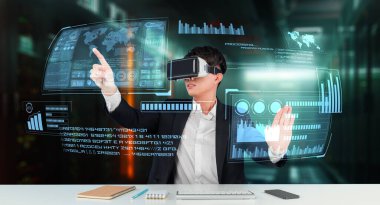 Akıllı proje yöneticisi iş verilerini arıyor ve tutuyor ve finansal tabloları kontrol ediyor. Akıllı iş adamı, yapay zeka planlama planı yaparak artırılmış gerçeklik gözlüğü takıyor. Yaratıcılık.