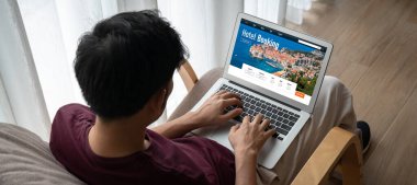 Çevrimiçi otel konaklama rezervasyon sitesi mod rezervasyon sistemi sağlar. Seyahat teknolojisi kavramı .