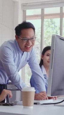 Müşteri destek ajanı ya da kulaklıklı çağrı merkezi telefon görüşmesinde müşteriyi desteklerken masaüstü bilgisayarında çalışır. Operatör hizmeti iş temsili kavramı.
