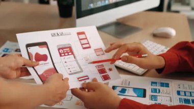 Mobil uygulama için kullanıcı arayüzü prototipini ofis çalışanlarına sunan harika bir şirket çalışanı. Kağıt üzerinde simge tasarımının UX UI tasarımı övgü fonksiyonu. Sinerjik