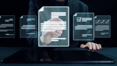 Verimli çalışma süreçleri için çevrimiçi belgeleri yöneten bir iş adamı. Tüm önemli çevrimiçi belgelerinize kolayca güvenli ve hızlı bir şekilde erişim sağlayın. Kullanıcı Kimliği