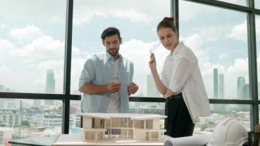 Yetenekli mimar mühendis takımı ev modeli inşaatı hakkında konuşuyor. Başarılı iç tasarım beyin fırtınası, paylaşım, mimari tasarım. Yaratıcı tasarım. İzleme