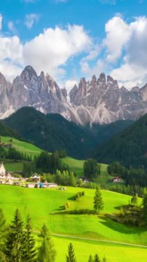Santa Maddalena 'da ya da Ruefen Dağı' nın eteğindeki St. Magdalena köyünde Dolomites İtalya manzarası. Güzel dağ manzarası turistleri Kuzey İtalya 'da gezen Dolomitlere çekiyor..