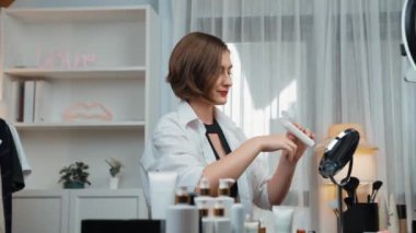 Kadın nüfuzlu kişi sosyal medya ya da blog için canlı yayın yapan video klip eleştirmeni Cilt Bakımı 'nı çekiyor. Kozmetik stüdyosu ışıklandırmalı mutlu genç kız çevrimiçi pazarlama oturumu yayını için..