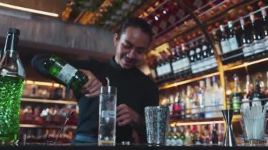 Asyalı barmenin karışık kokteyl likörünü likör karışımına katması, özel reklamı yaratıcı, canlandırıcı, bar lüksünde canlandırıcı bir vitrin haline getiriyor. Vinosity.