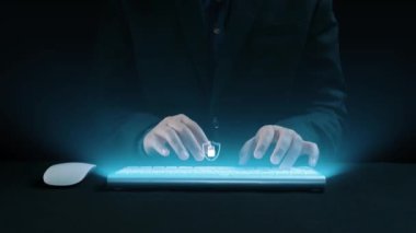 İş adamı siber güvenliğin özünü keşfeder. Siber koruma yöntemlerini, tehditleri derinlemesine araştır ve siber güvenlik duruşunu güçlendir. Siber güvenlik çağında UUID 'de gezinmek için gerekli