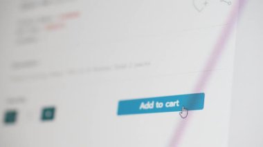 İlginç ürünleri çevrimiçi mağaza uygulamasında satmak için kart tuşuna tıklayın. İnternet üzerinden e-ticaret sitesi kullanan tüketici. Kullanım için çevrimiçi teknoloji kavramı. Webography.