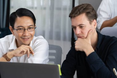 Bir grup farklı ofis çalışanı şirket ofis odasında stratejik iş pazarlama planlamasında birlikte çalışıyor. İş yeri konseptinde pozitif takım çalışması. Tedbirli