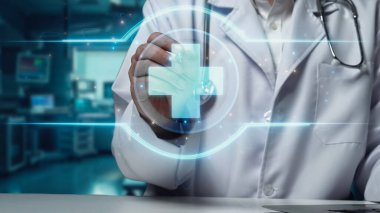 Doktorun elinde tabletle masada otururken laboratuvarda yüzen tıbbi çapraz holograma işaret ederken yakın plan. Pratisyen hekim tedavi için hazırlanırken tıbbi verileri inceliyor. İyileştirici.