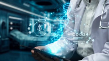 Elinde DNA hologramıyla tablet tutan yetenekli bir tıp çalışanına yaklaş. Hasta semptomlarını analiz etmek için profesyonel doktor DNA örneği veya genetik materyal. Teknoloji yeniliği. İyileştirici.