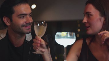 Akıllı bir çift, martiniyle kadeh kaldırıyor zeytinli martini ve margaritanın tadını çıkartıyor keyifli sohbetler ederek keyifli sohbetler ediyor gece kulübünde özel bir şeyler içiyoruz. Vinosity.