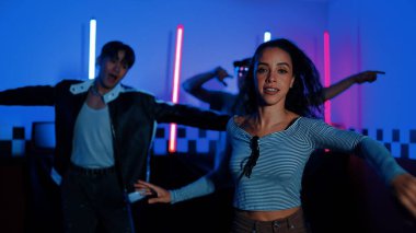Kameranın önünde dans eden yetenekli break dansçı farklı arkadaşları pop ya da hip hop müziği dinlemek için arkada dans ediyor. Çekici performans ekibi kameraya doğru hareketli hareketler sergiliyor. Mutluluk.