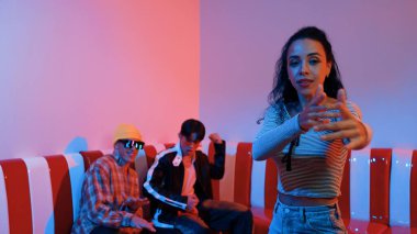 İspanyol dansçı çeşitli arkadaşlar birlikte dans ederken hareket eder. Mutlu profesyonel hipster el sıkışırken aynı zamanda çok kültürlü bir grubu destekliyor ve cesaretlendiriyor. Mutluluk.