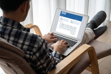 Muhasebe uygulamasından gelen fatura bilgisayar ekranında. Şirket işlerinin finans ve bütçesi için bilgisayar programı. Rahatça..